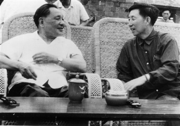莫文祥（右）向鄧小平匯報工作