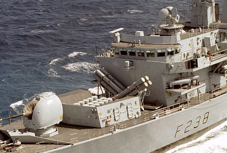23型護衛艦艦首的海狼防空飛彈發射器
