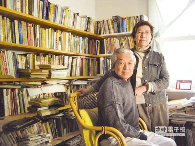 作家李渝（右）與郭松棻攝於紐約家中。