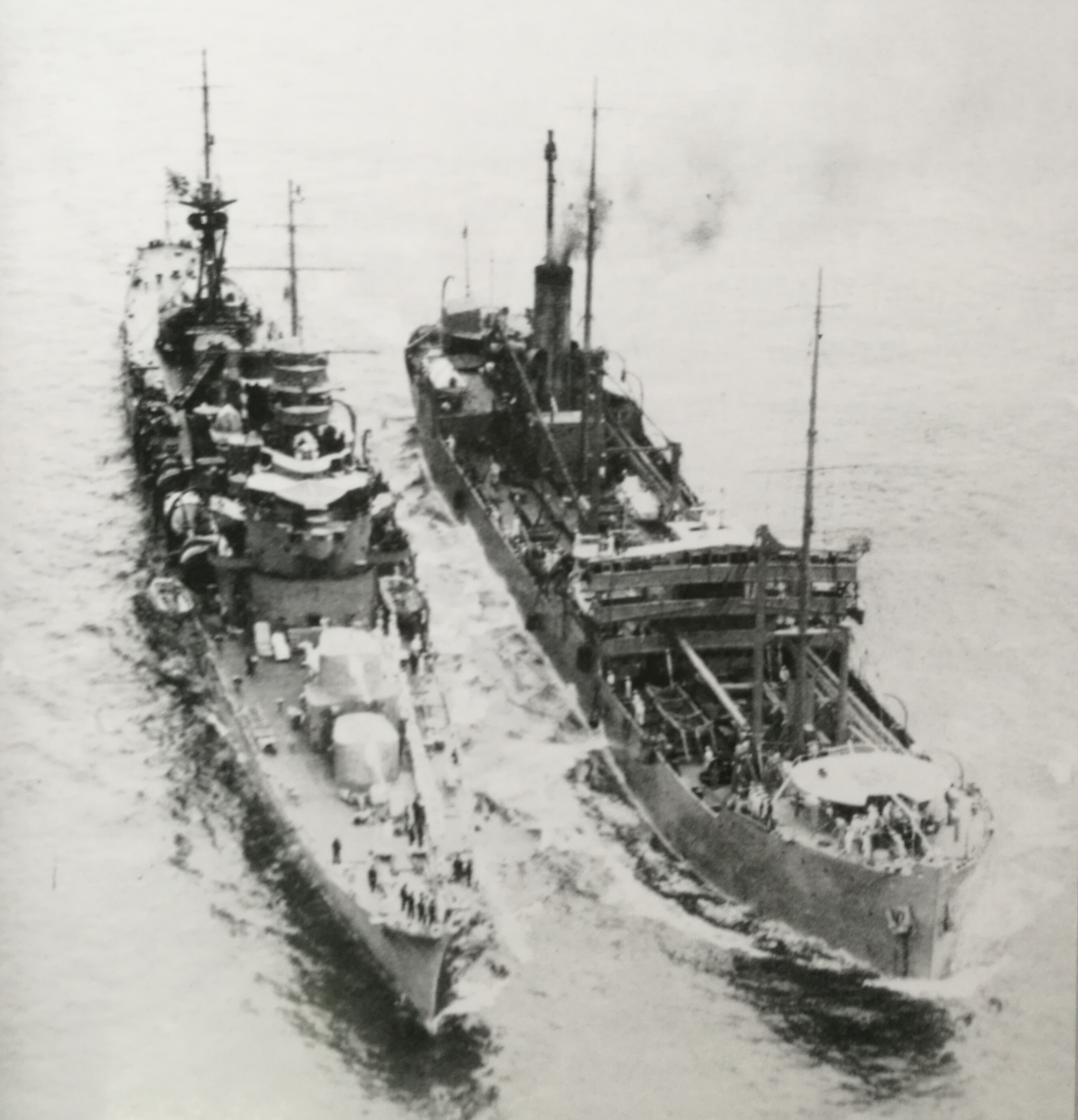 慢慢接近油船鶴見號的古鷹，攝於1935年5月