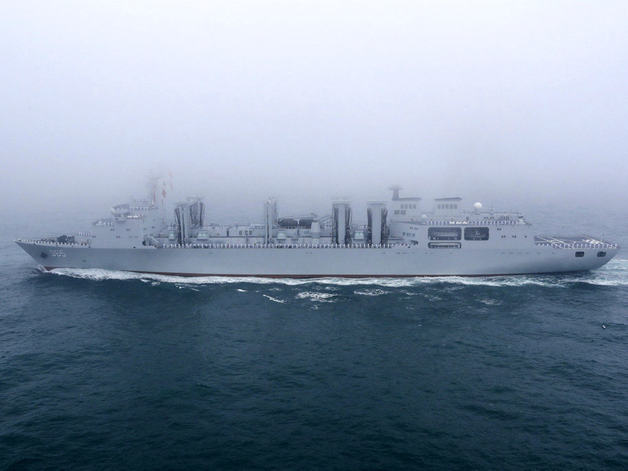 中國965呼倫湖號綜合補給艦