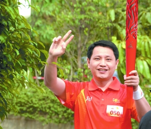 葉立堅擔任第16屆廣州亞運會火炬手