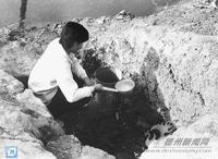 當地人在土坑中取水吃-1993年攝於嚴務鄉