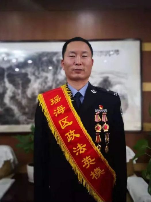 陳劍鋒(合肥市公安局瑤海分局大興派出所副所長) 陳劍鋒(合肥市公安局瑤海分局大興派出所副所長)