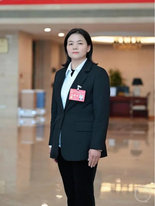 李文菊(重慶市人大代表、大足區龍崗街道龍崗村黨總支書記、村委會主任) 李文菊(重慶市人大代表、大足區龍崗街道龍崗村黨總支書記、村委會主任)