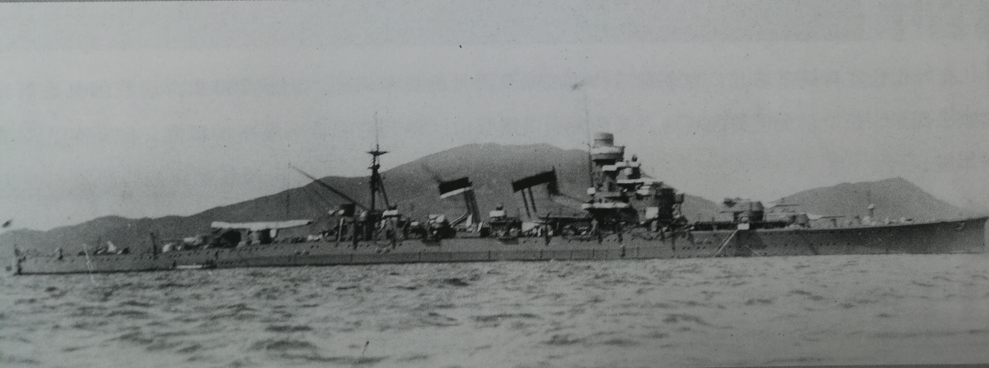 1928年左右攝於吳港的衣笠號，可見搭載了吳式一號一型彈射器