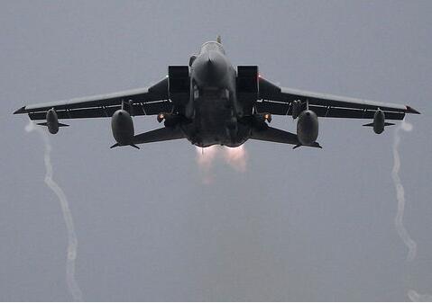 狂風戰鬥機從蘇格蘭的基地起飛，前往敘利亞