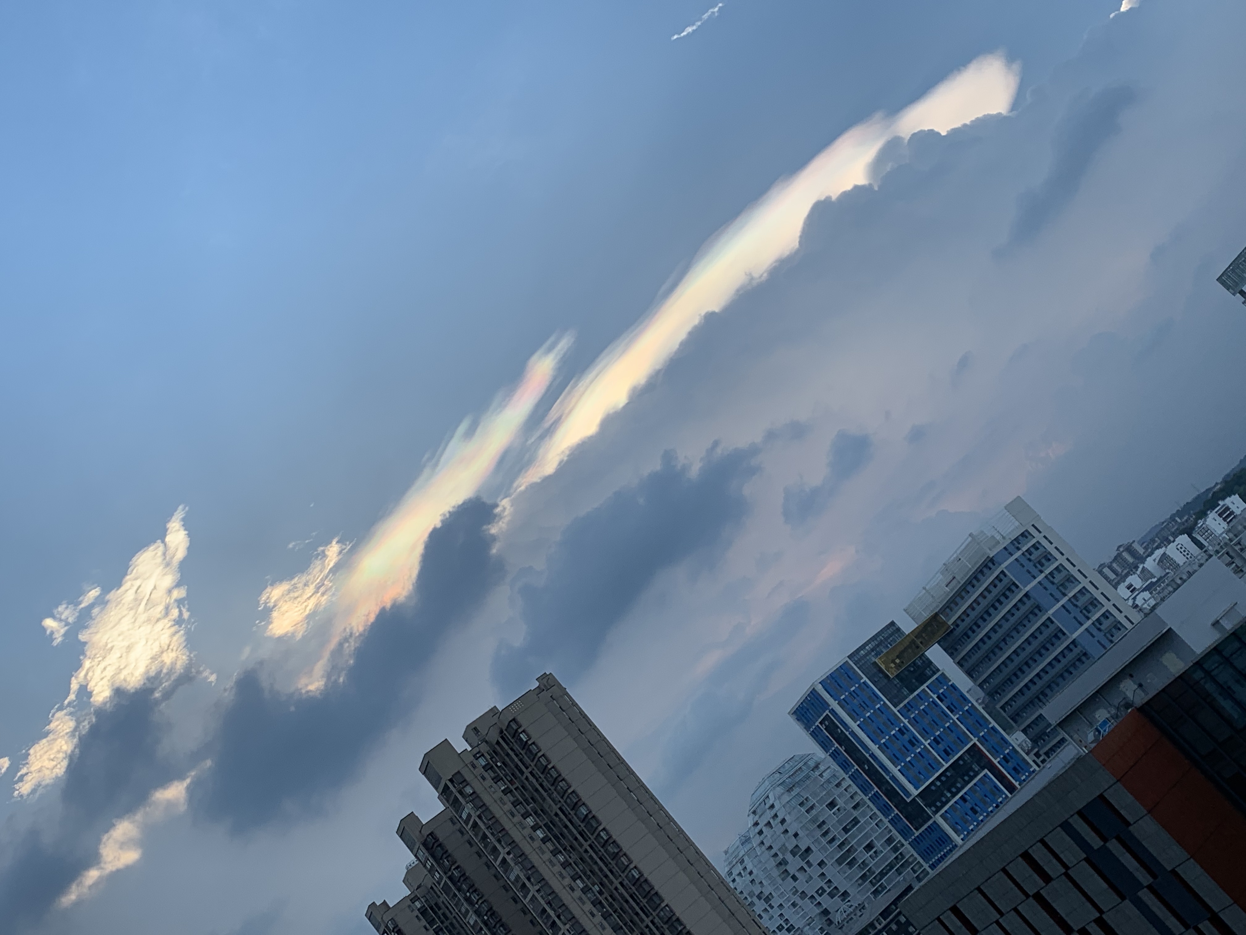 七彩雲(光折射引起的自然現象)