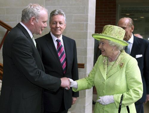 英國女王與麥吉尼斯會面並握手