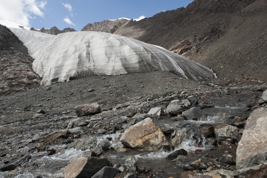 新疆天山一號冰川西腳下的冰川融水徑流