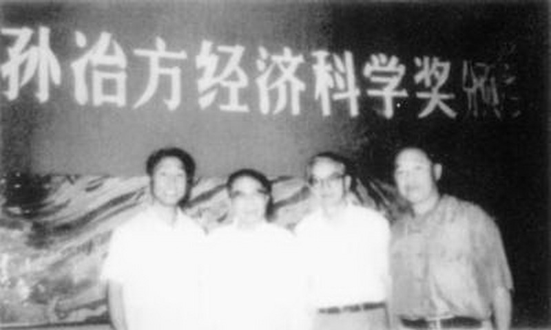 1995年（左二為徐雪寒、左三為吳敬璉）