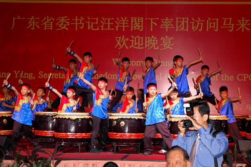 馬來西亞華小學生表演二十四節令鼓