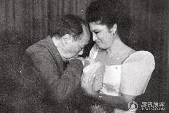 1974年，毛澤東主席接見馬科斯總統夫人