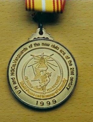 世界和平金質獎章(背面)