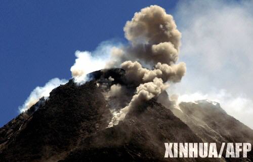 5月13日，濃煙從默拉皮火山冒出。