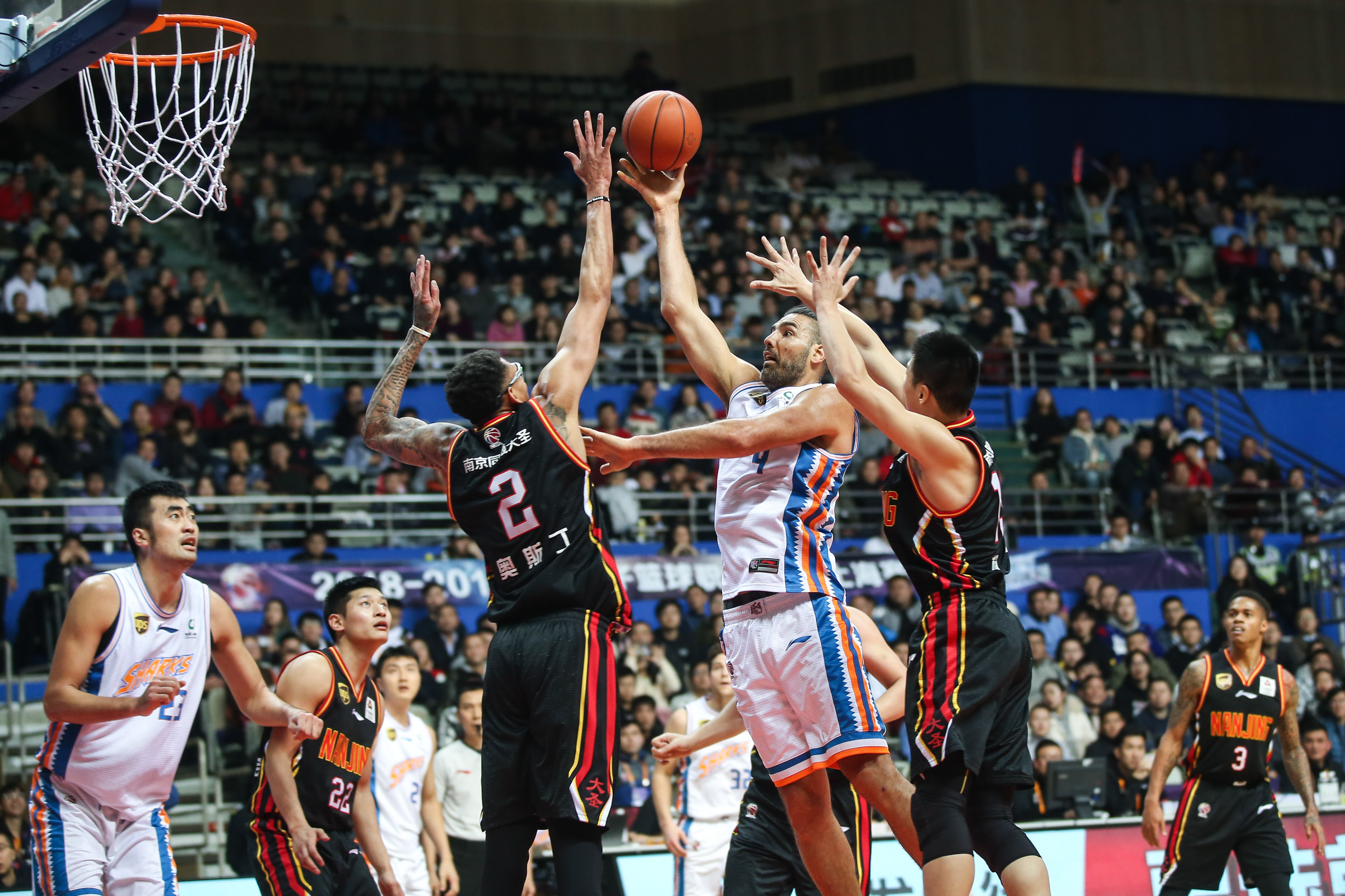 12·13上海籃球迷挑釁南京球隊事件