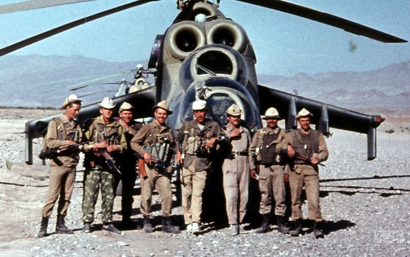 蘇軍在武裝直升機前合影