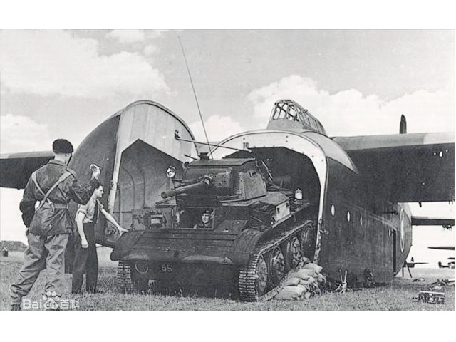 早期的空降坦克是隨滑翔機一起降下來