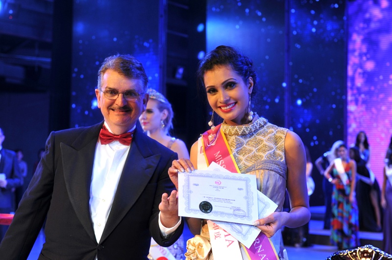 2015世界旅遊小姐大賽美國主席丹尼斯-哈格蒂頒獎