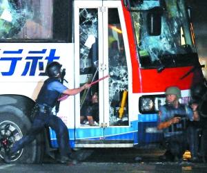 菲律賓警察試圖打開被劫大巴車門