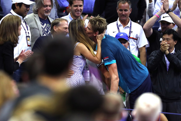 安德森打進美網決賽後跑到球員包廂親吻妻子
