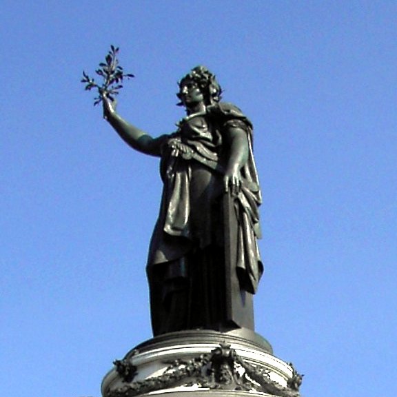 巴黎共和廣場上的瑪麗安娜雕像。