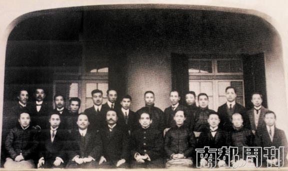 孫中山與陳炯明（前排左四）等在上海合影