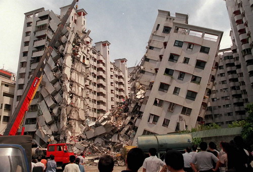 1999年921大地震時金巴黎社區倒塌