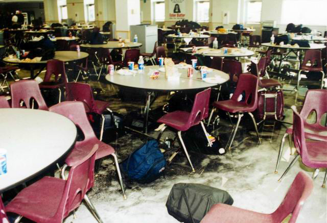 小規模爆炸後學生餐廳內的景象