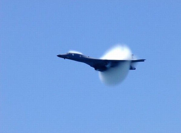 超音速飛機加速產生的氣浪