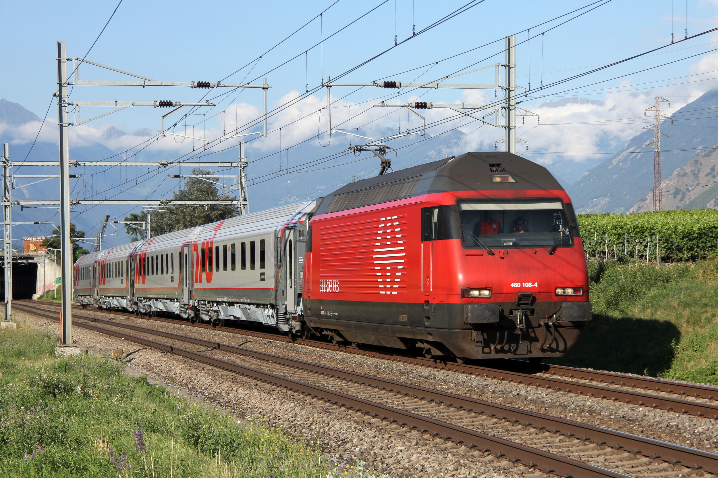 瑞士聯邦鐵路的Re    460型電力機車牽引俄鐵列車
