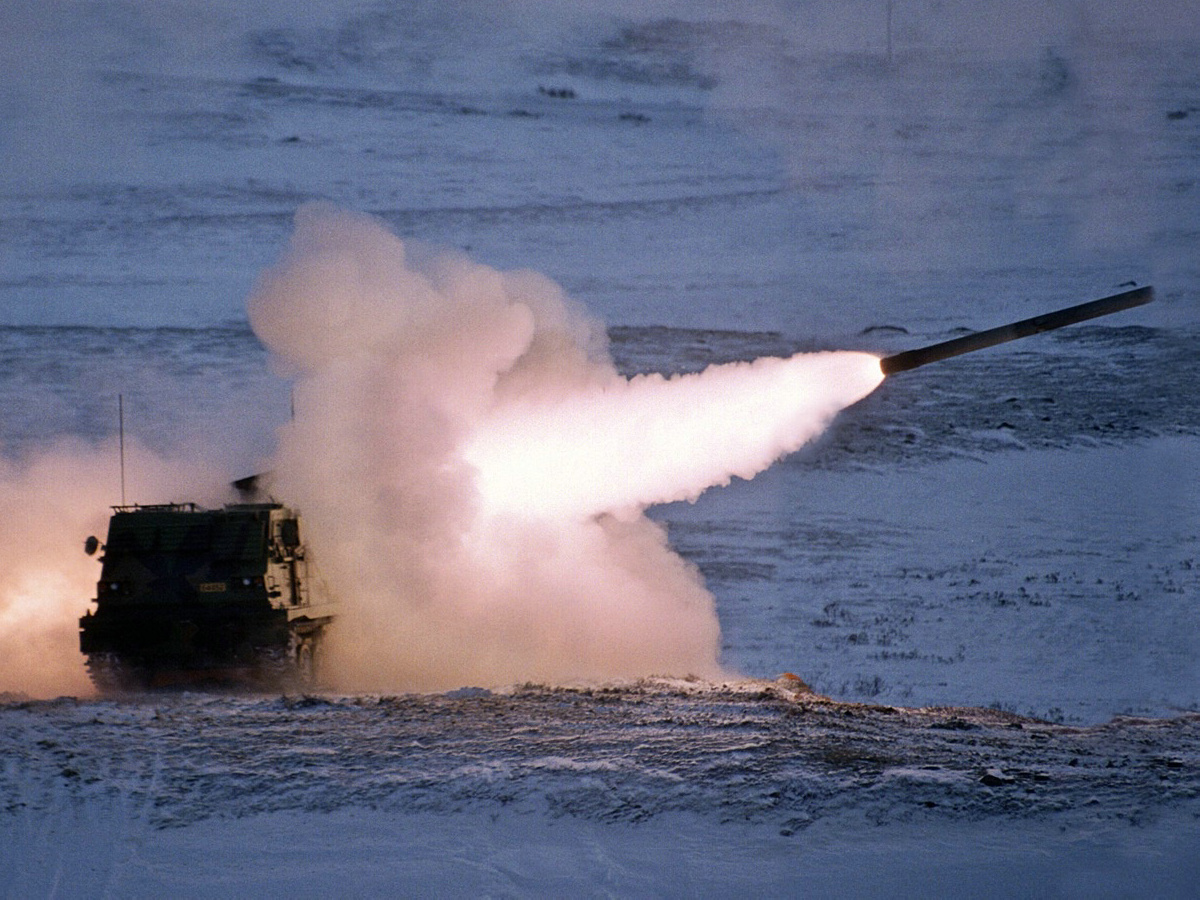 M270火箭炮發射火箭彈