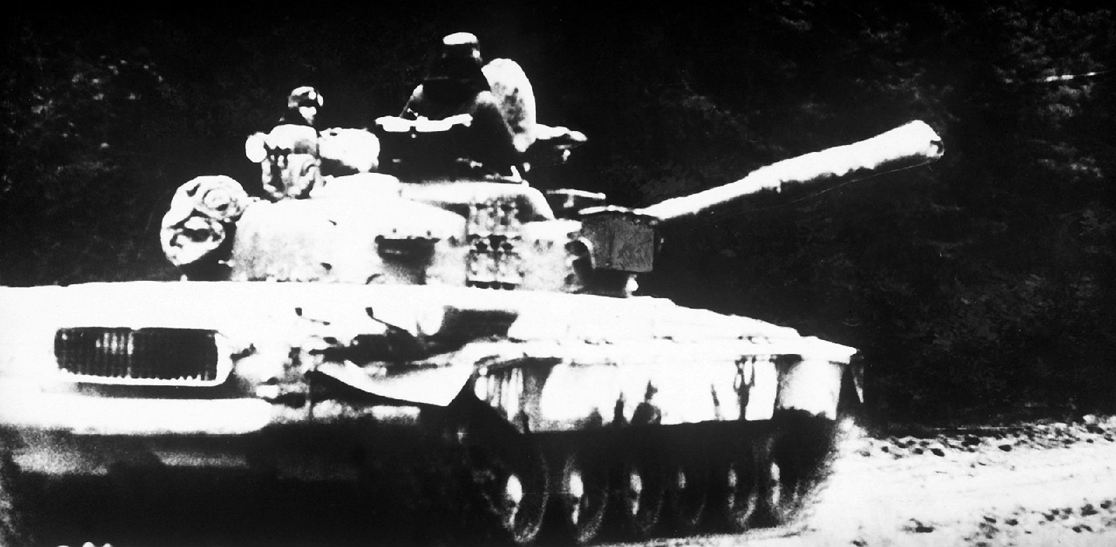 在東德演習的蘇聯軍T-80戰車