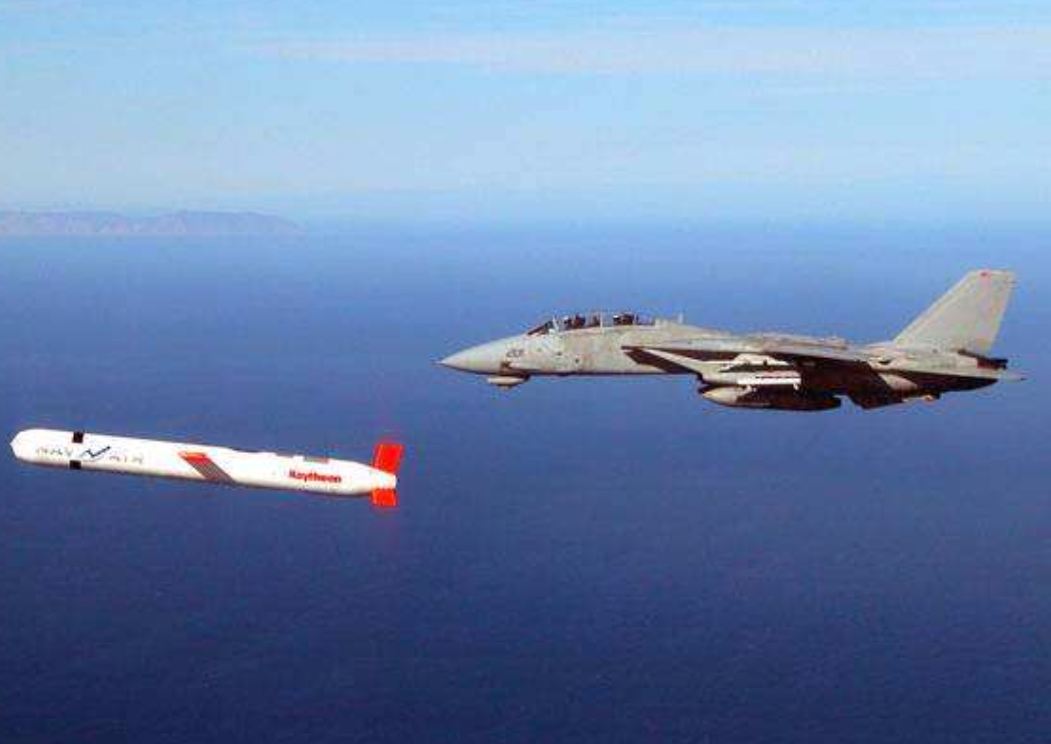 F-15戰鬥機正在跟隨戰斧巡航飛彈進行測試