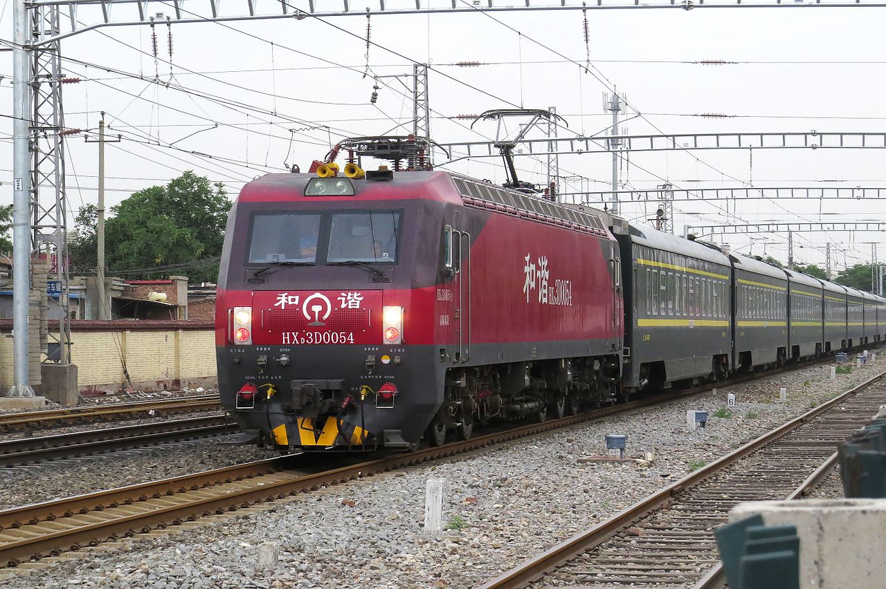 HXD3D型0054號機車牽引Z601次列車通過豐臺南信號
