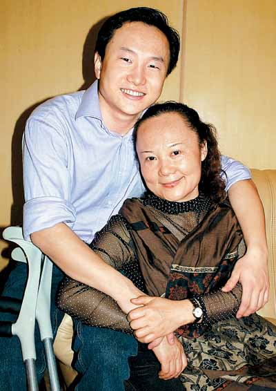 王嘉鵬和他的母親
