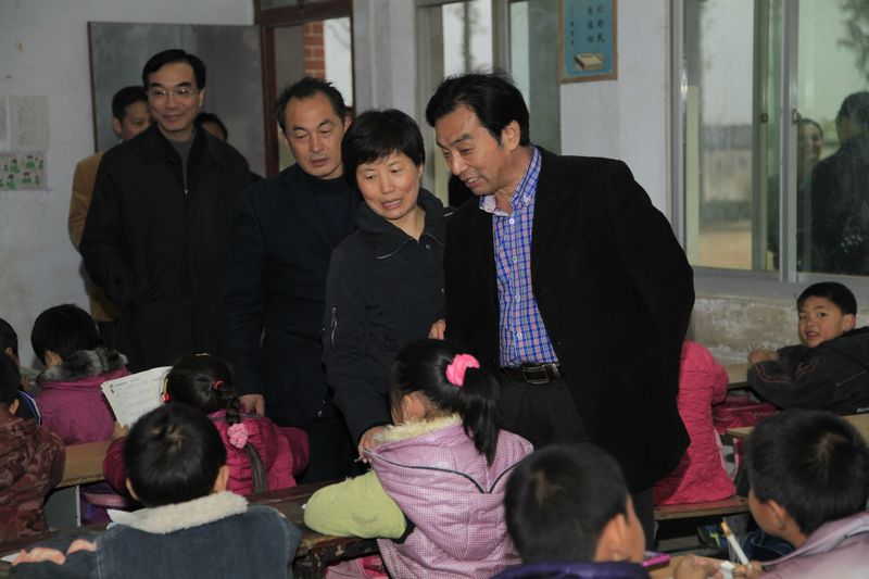 2012年11月孔祥敬（右一）在河南新縣調研