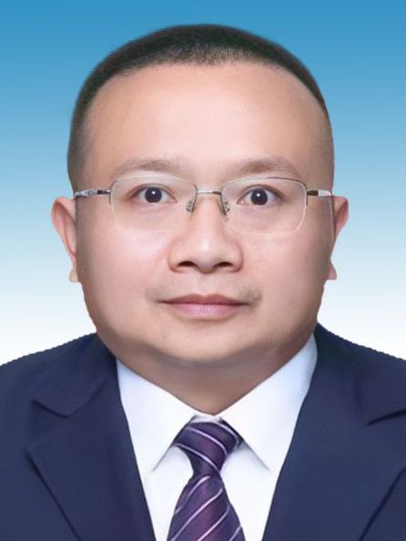 閆亮(雲南省德宏傣族景頗族自治州芒市教育體育局掛職副局長、芒市第一中學校長) 閆亮(雲南省德宏傣族景頗族自治州芒市教育體育局掛職副局長、芒市第一中學校長)