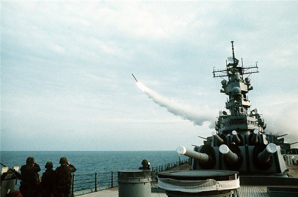 威斯康星號上發射的戰斧巡航飛彈