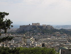 從呂卡維多斯山俯視雅典，遠處為雅典衛城