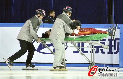 韓佳良在比賽中被冰刀劃傷需擔架抬離