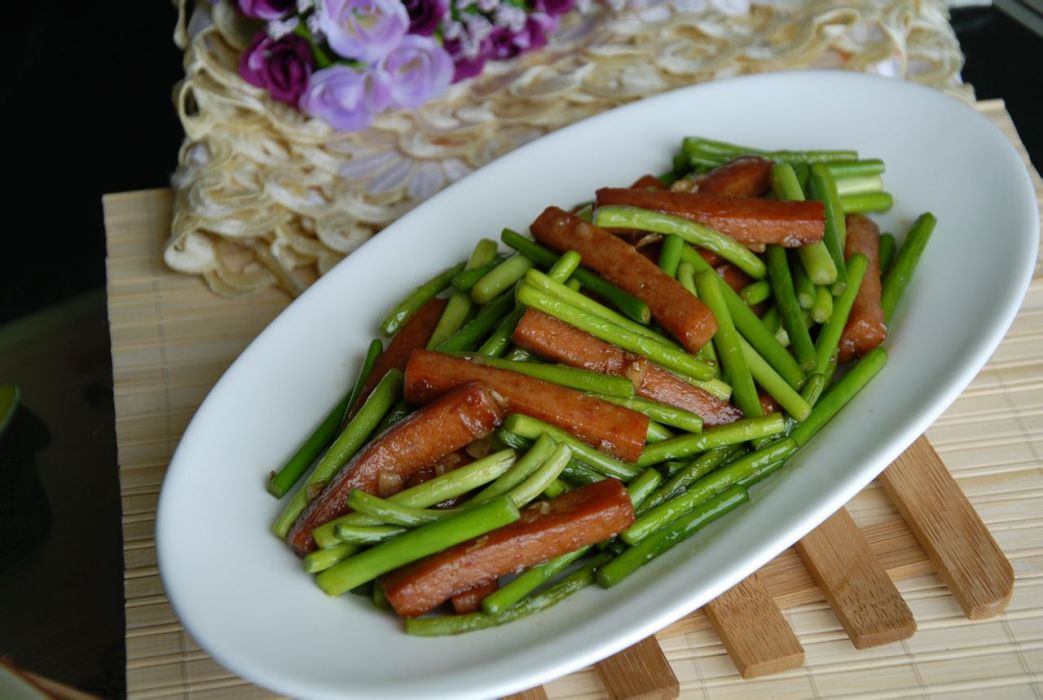 蒜薹炒午餐肉 蒜薹炒午餐肉
