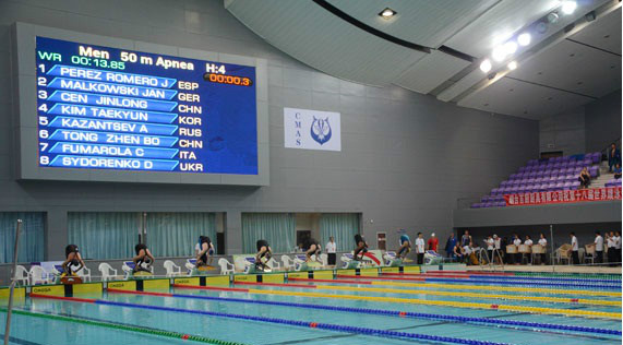 50米男子潛泳比賽現場
