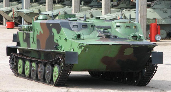 仍在服役中的BTR-50履帶式裝甲輸送車