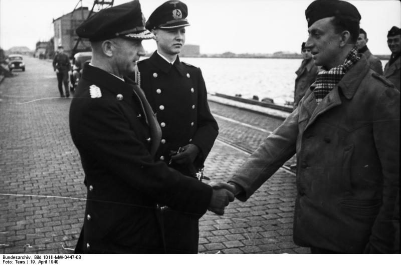 鄧尼茨（左）正在與士兵交談