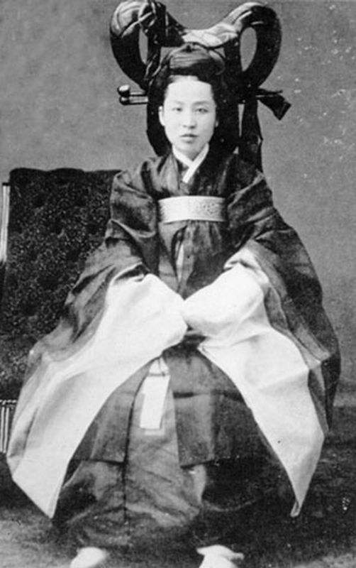 明成皇后。據韓國學者考證該照片系偽造