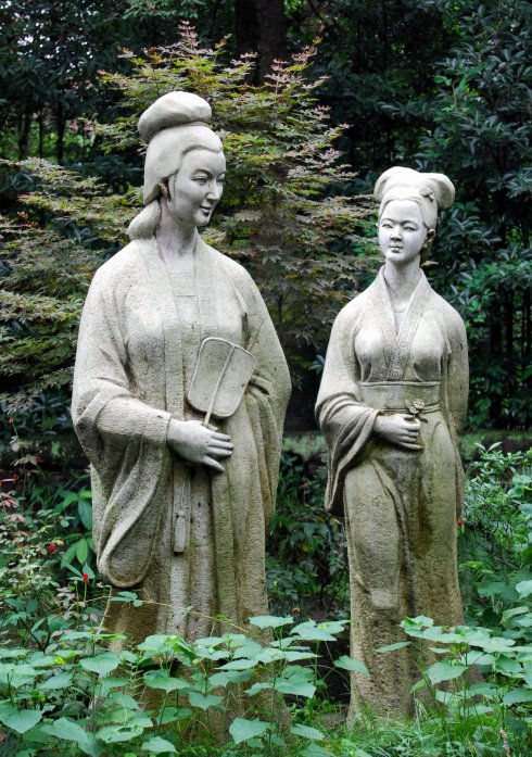 三蘇祠雕塑:八娘伴母，左為程夫人