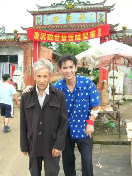 徐青勇（右）和父親（左）