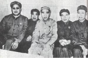吳法憲(左2)李作鵬、林彪、黃永勝、邱會作