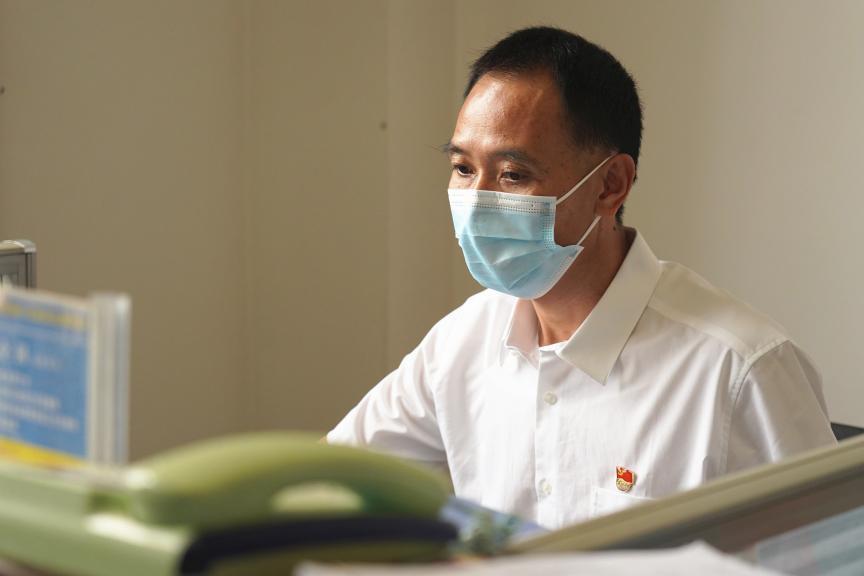 周全國(雲南省瑞麗市勐卯鎮興安社區黨總支書記) 周全國(雲南省瑞麗市勐卯鎮興安社區黨總支書記)